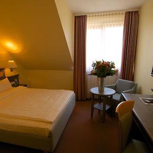 Zimmer mit Kingsize-Bett